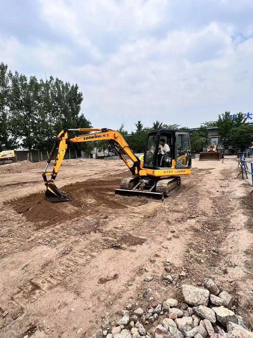 明珠路10-18挖掘机技术培训铲车培训叉车工培训驾校电焊培训